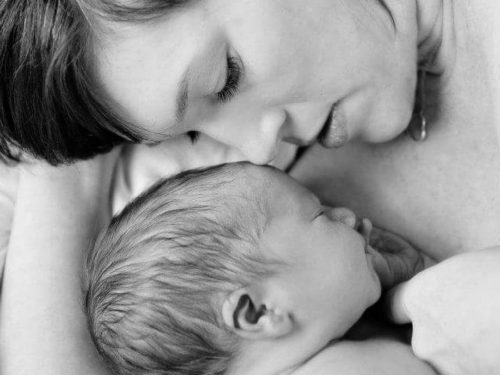 1000 x 750 bw breastfeeding image